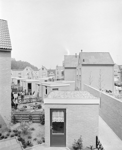 884885 Gezicht op de achtertuintjes achter de nieuwbouwwoningen 2e Daalsedijk 7-hoger (links) te Utrecht, met rechts ...